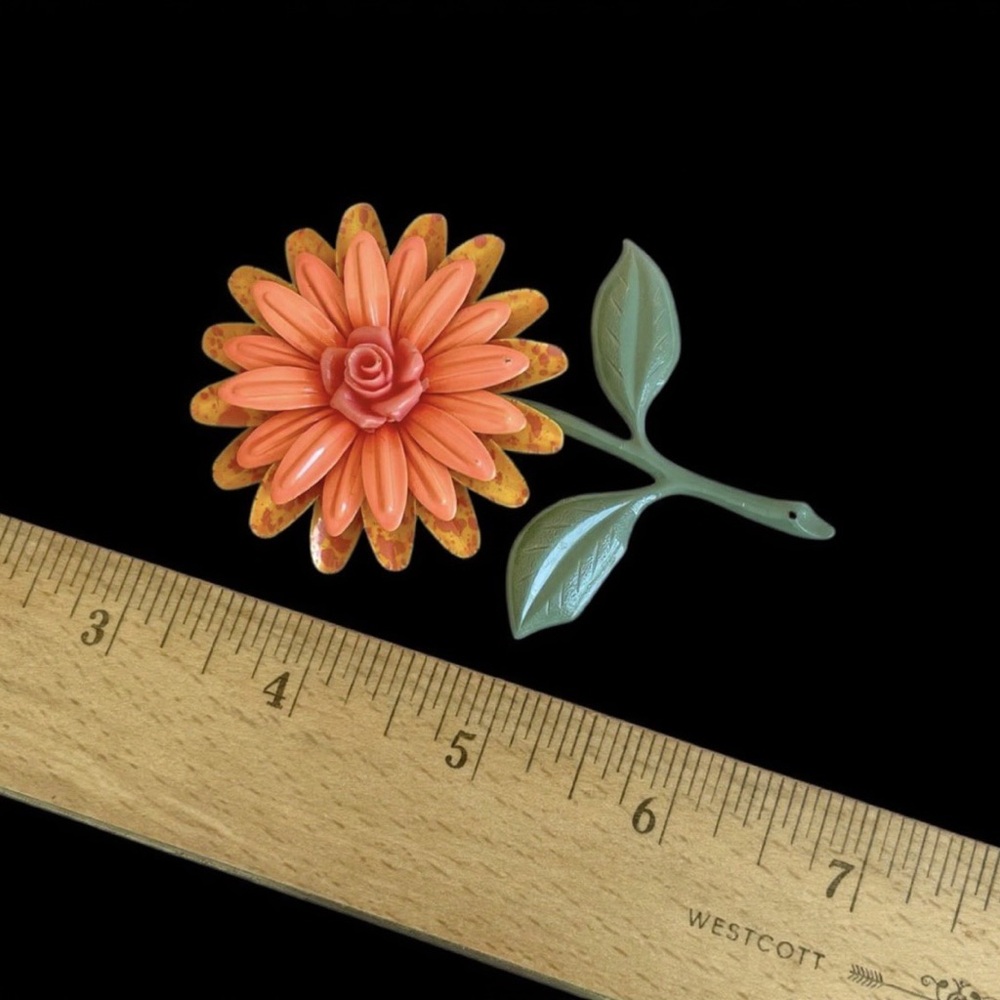 Vintage 1960s Mod 3D Enamel And Metal Flower Brooch - Picture 2 of 6